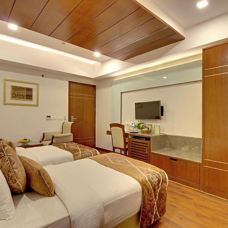 Hotel Swaran Palace Delhi  Bagian luar foto