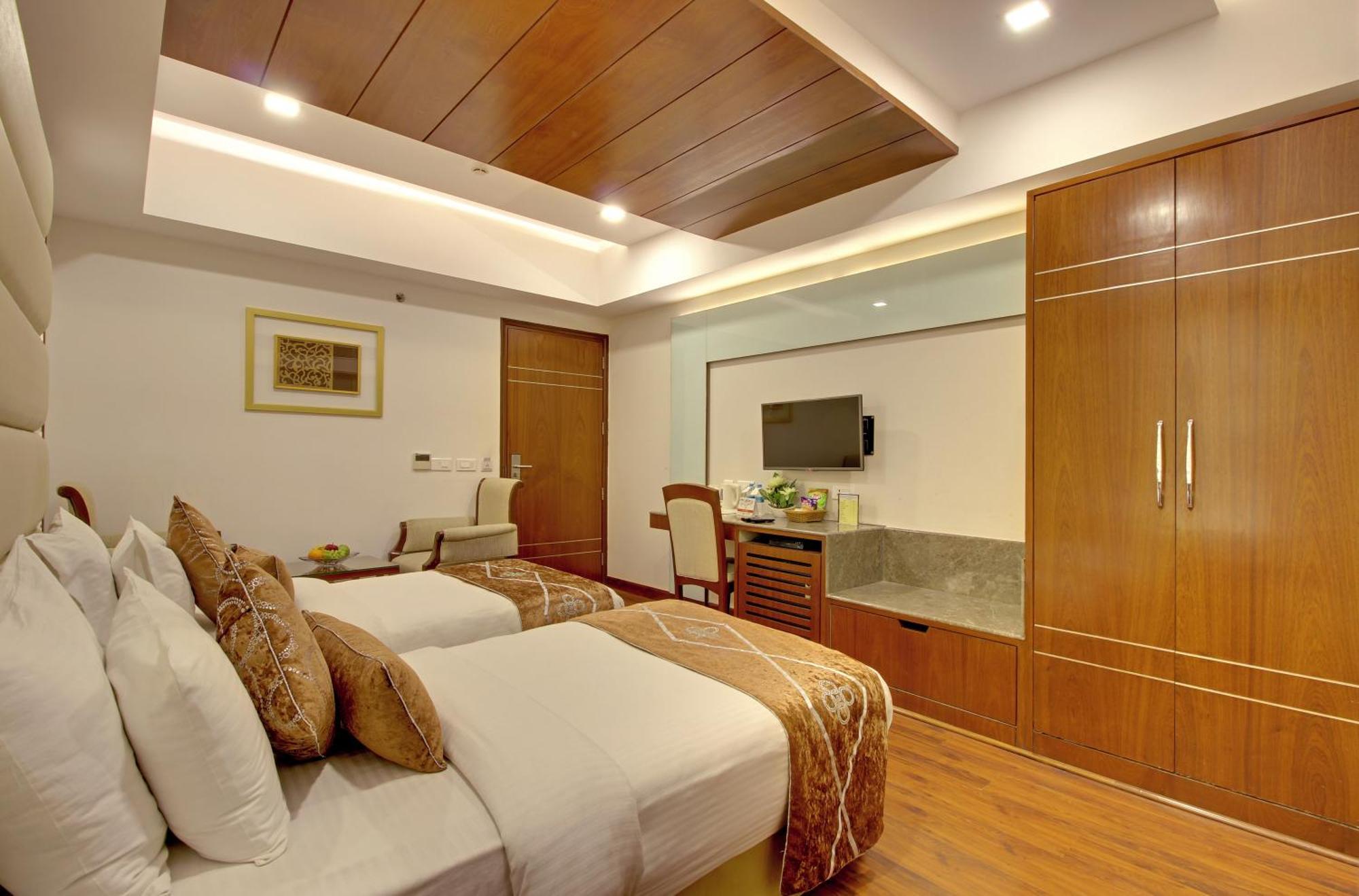 Hotel Swaran Palace Delhi  Bagian luar foto