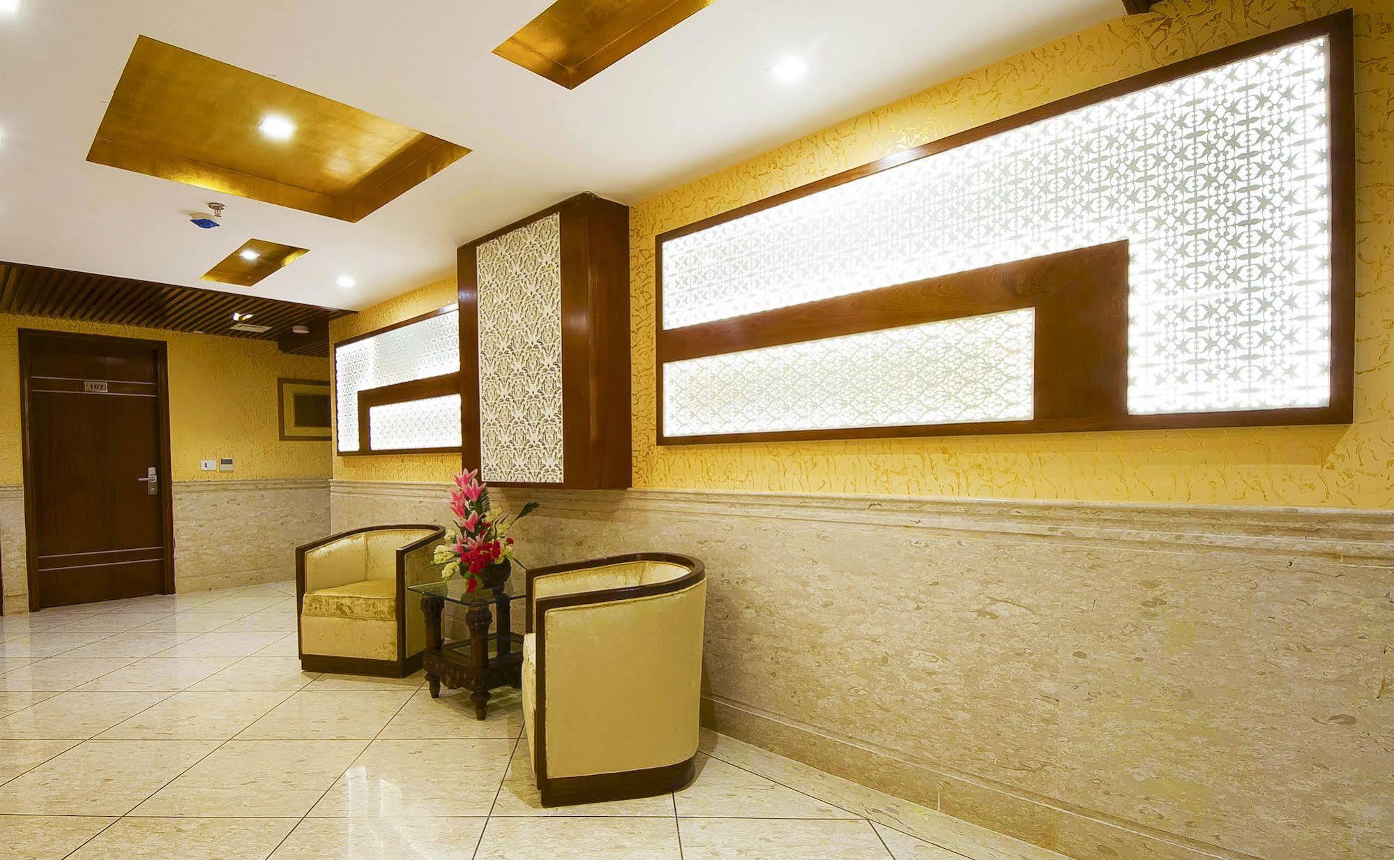 Hotel Swaran Palace Delhi  Bagian luar foto