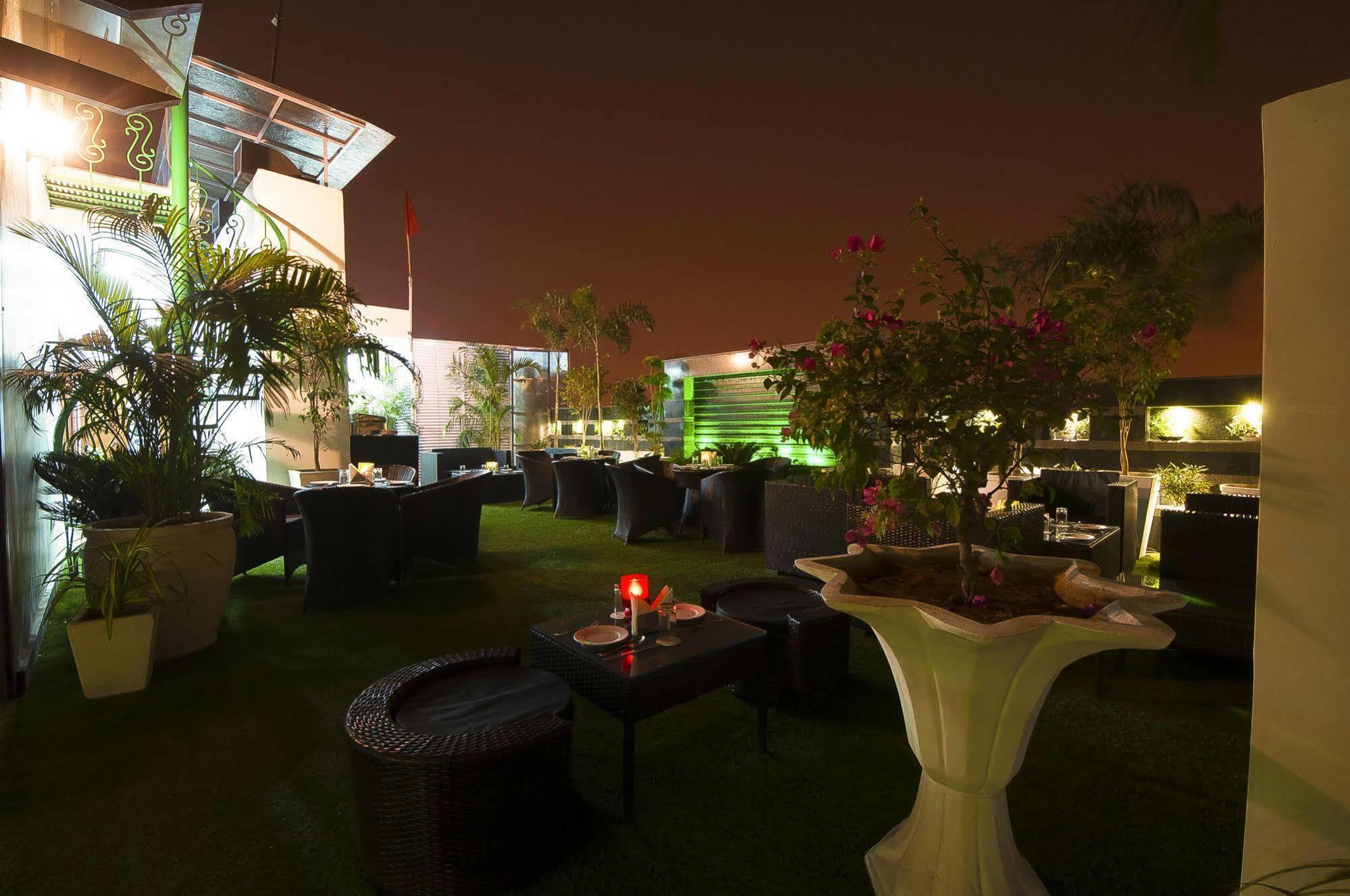 Hotel Swaran Palace Delhi  Bagian luar foto